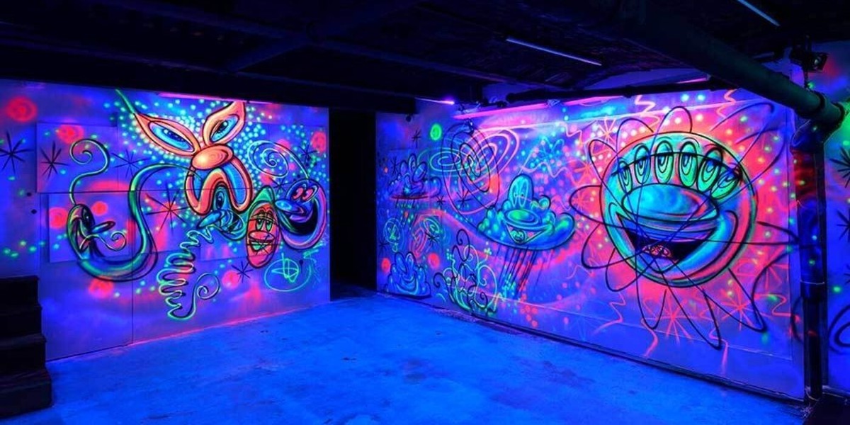 La pintura en aerosol fluorescente brilla en la oscuridad