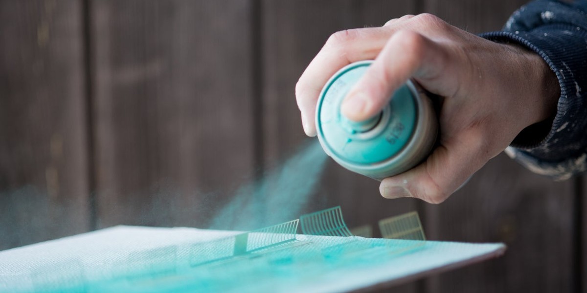 La pintura en aerosol tiene base de aceite o base de agua