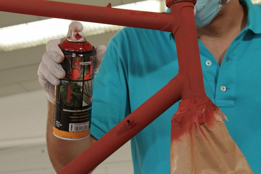 pintando bicicleta con spray