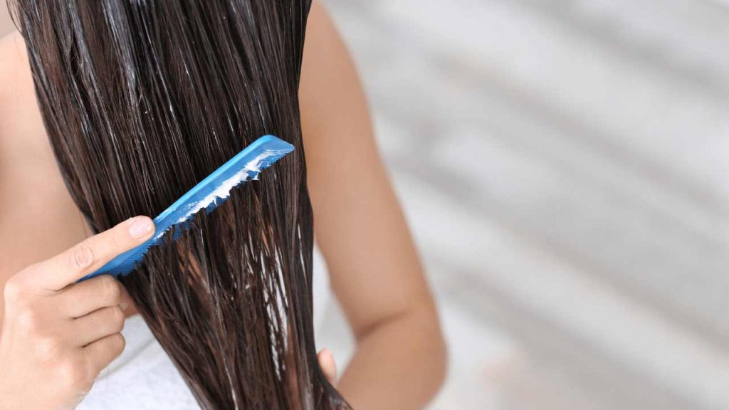 usar un peine para quitar pintura en aerosol del pelo